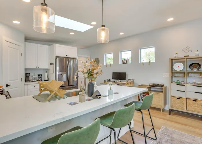 Apartment 4 Mi To Dtwn Phx: Couples Escape W/ Shared Patio