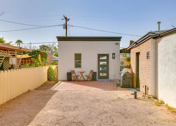 4 Mi To Dtwn Phx: Couples Escape W/ Shared Patio Apartment