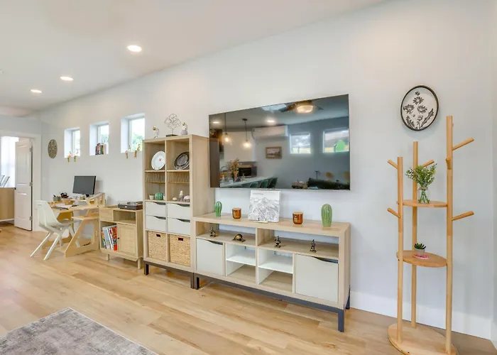 Apartment 4 Mi To Dtwn Phx: Couples Escape W/ Shared Patio