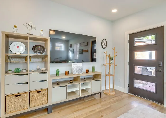 Apartment 4 Mi To Dtwn Phx: Couples Escape W/ Shared Patio *