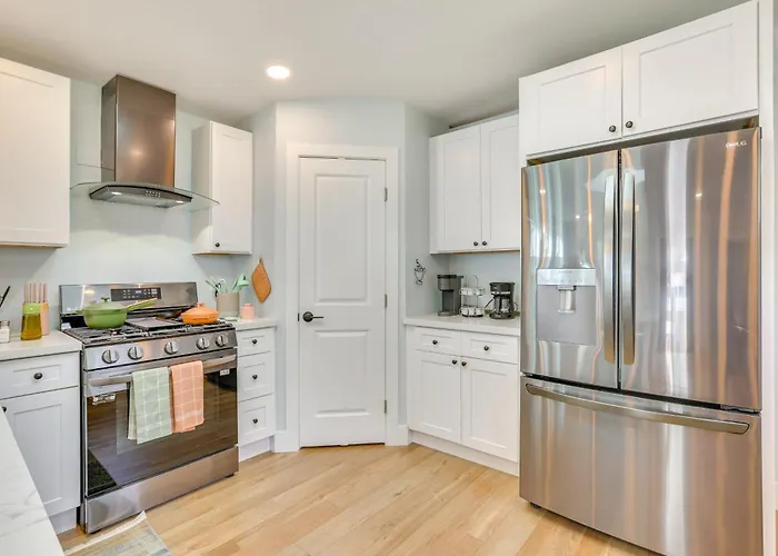 Apartment 4 Mi To Dtwn Phx: Couples Escape W/ Shared Patio