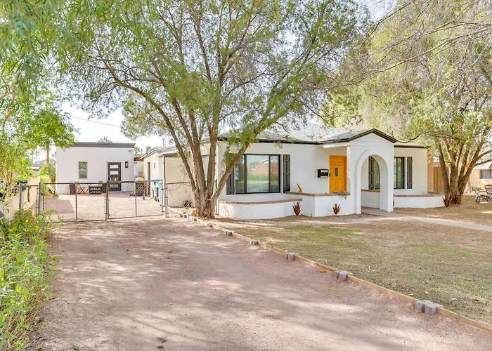 Apartment 4 Mi To Dtwn Phx: Couples Escape W/ Shared Patio