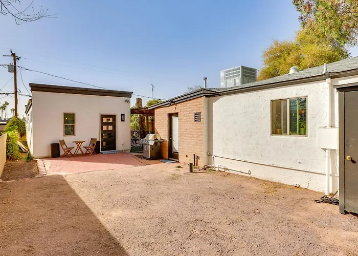 Apartment 4 Mi To Dtwn Phx: Couples Escape W/ Shared Patio *